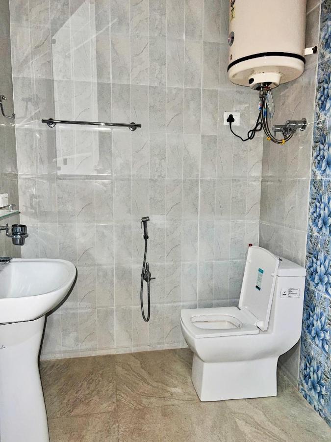 Srīnagar Roseline Inn מראה חיצוני תמונה