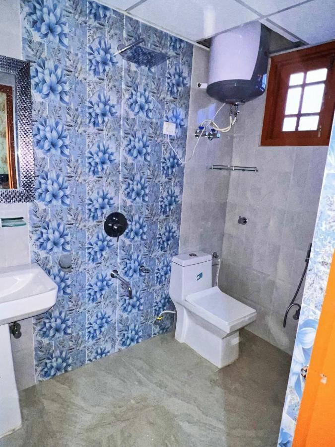 Srīnagar Roseline Inn מראה חיצוני תמונה