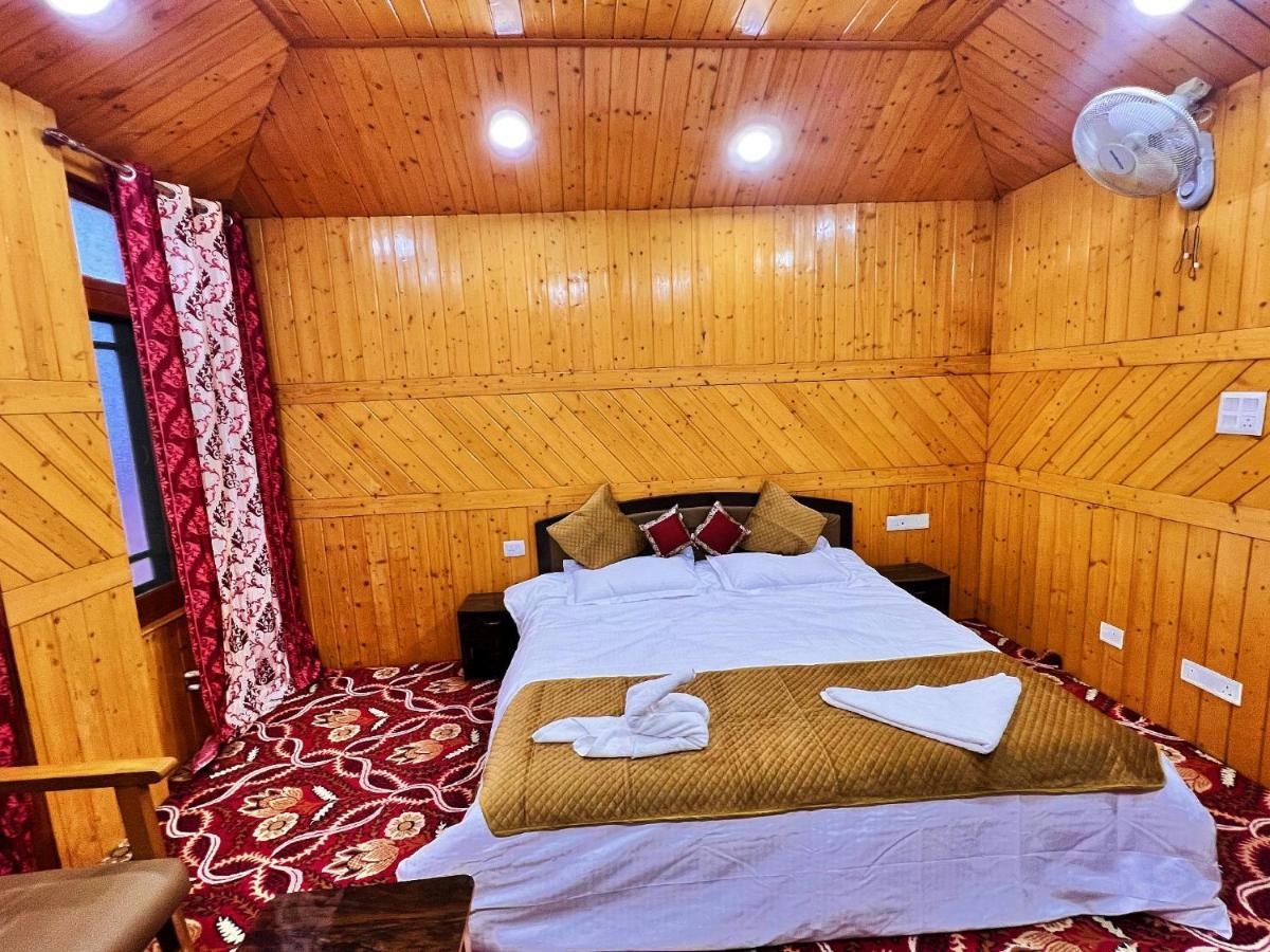 Srīnagar Roseline Inn מראה חיצוני תמונה