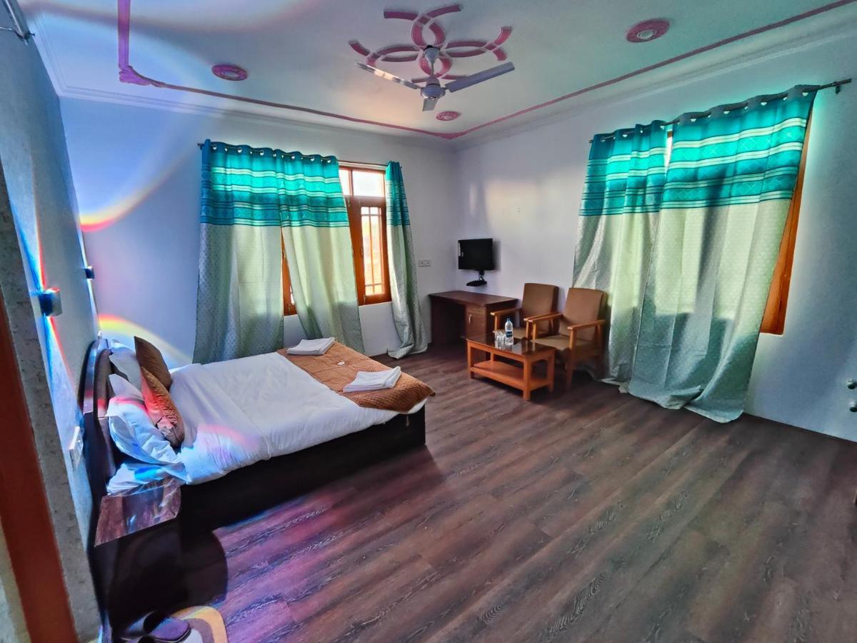 Srīnagar Roseline Inn מראה חיצוני תמונה