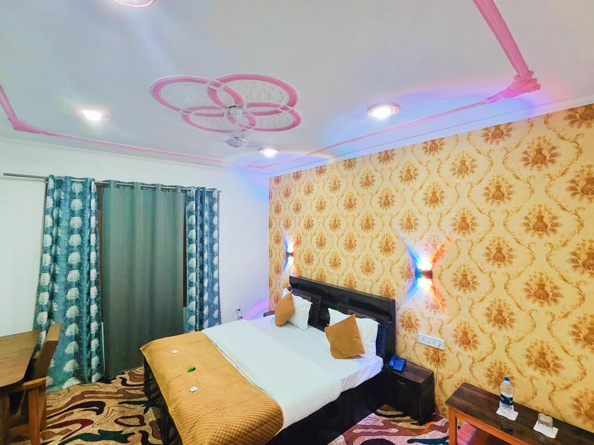 Srīnagar Roseline Inn מראה חיצוני תמונה