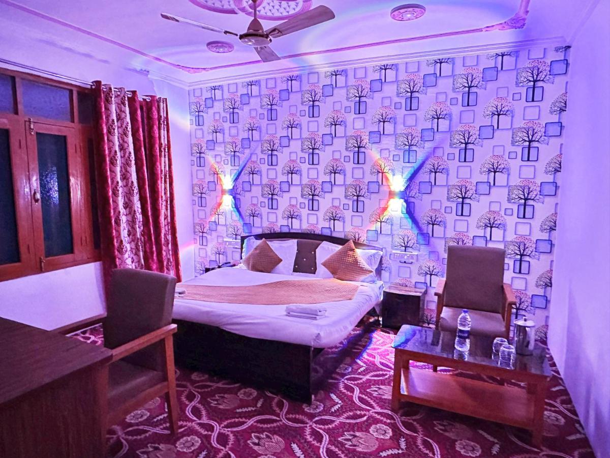 Srīnagar Roseline Inn מראה חיצוני תמונה