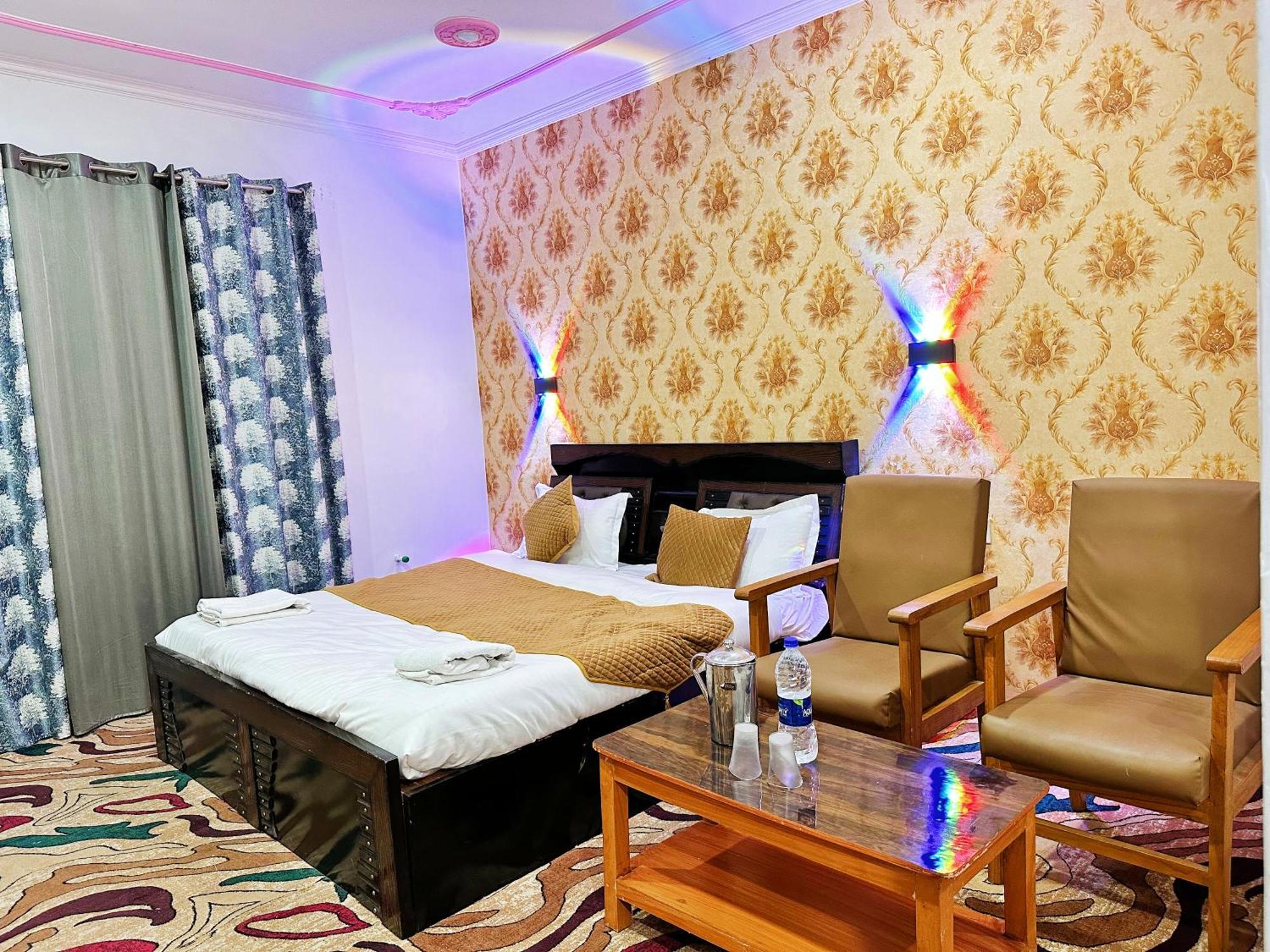 Srīnagar Roseline Inn מראה חיצוני תמונה
