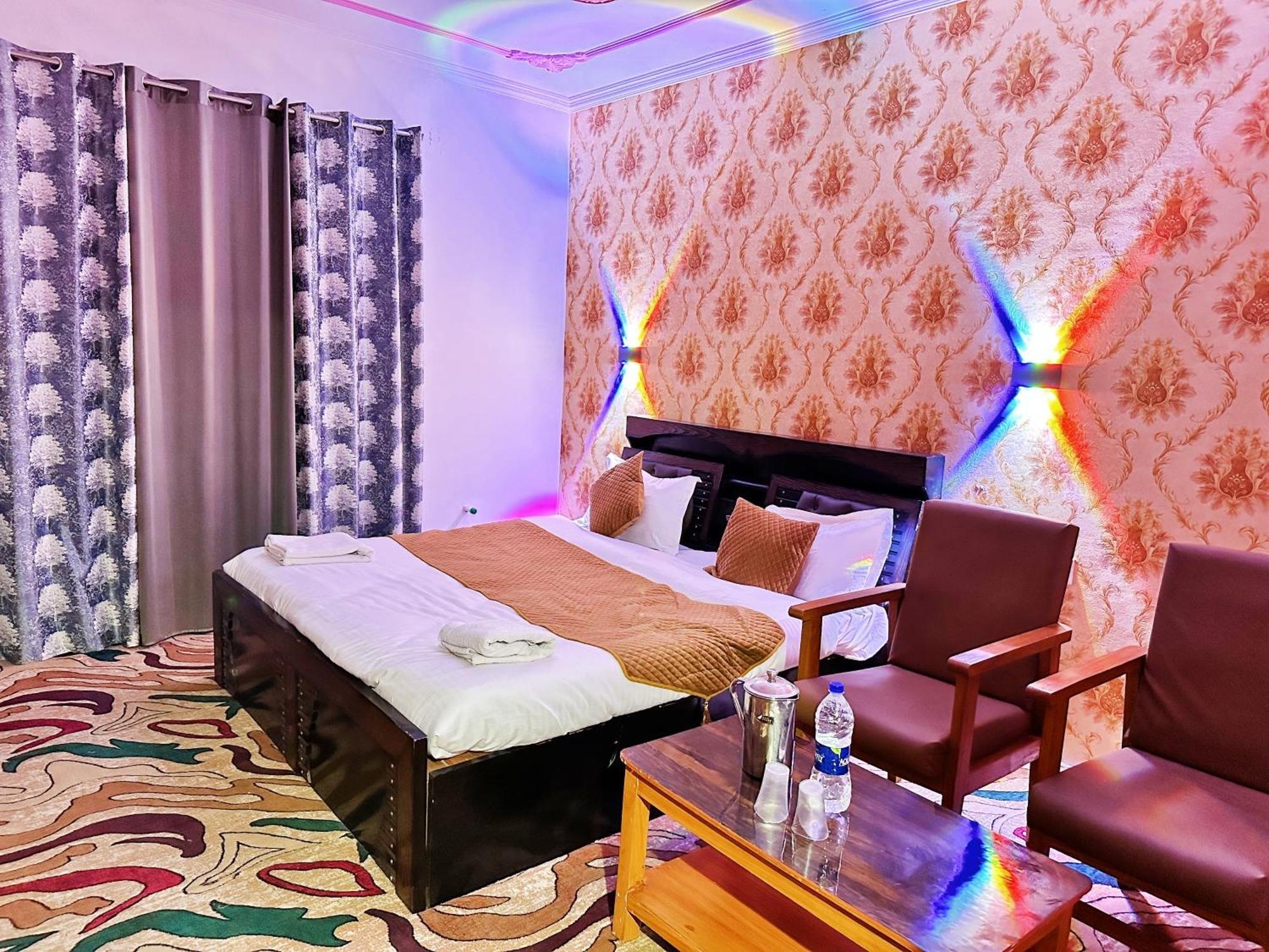 Srīnagar Roseline Inn מראה חיצוני תמונה