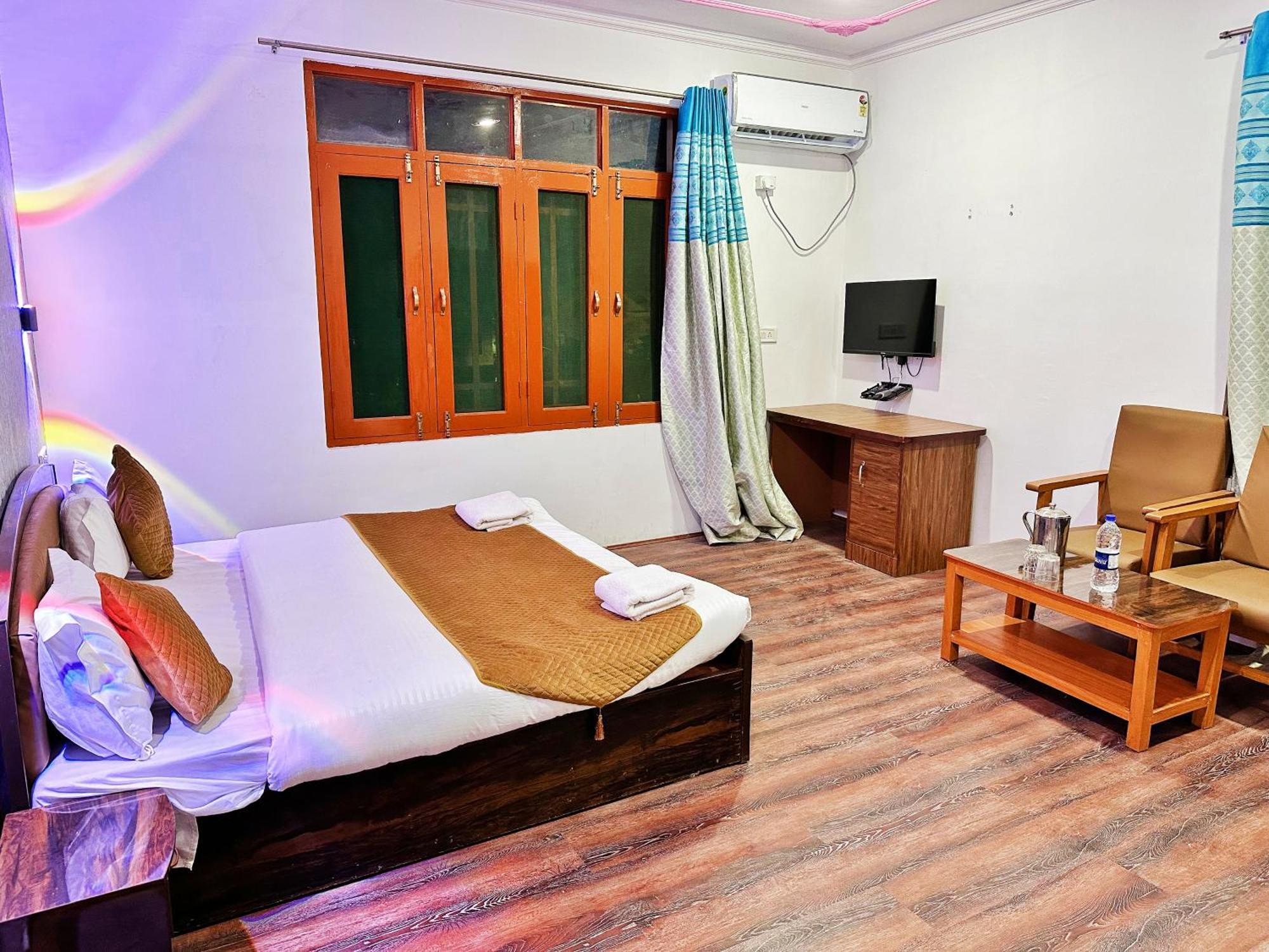 Srīnagar Roseline Inn מראה חיצוני תמונה