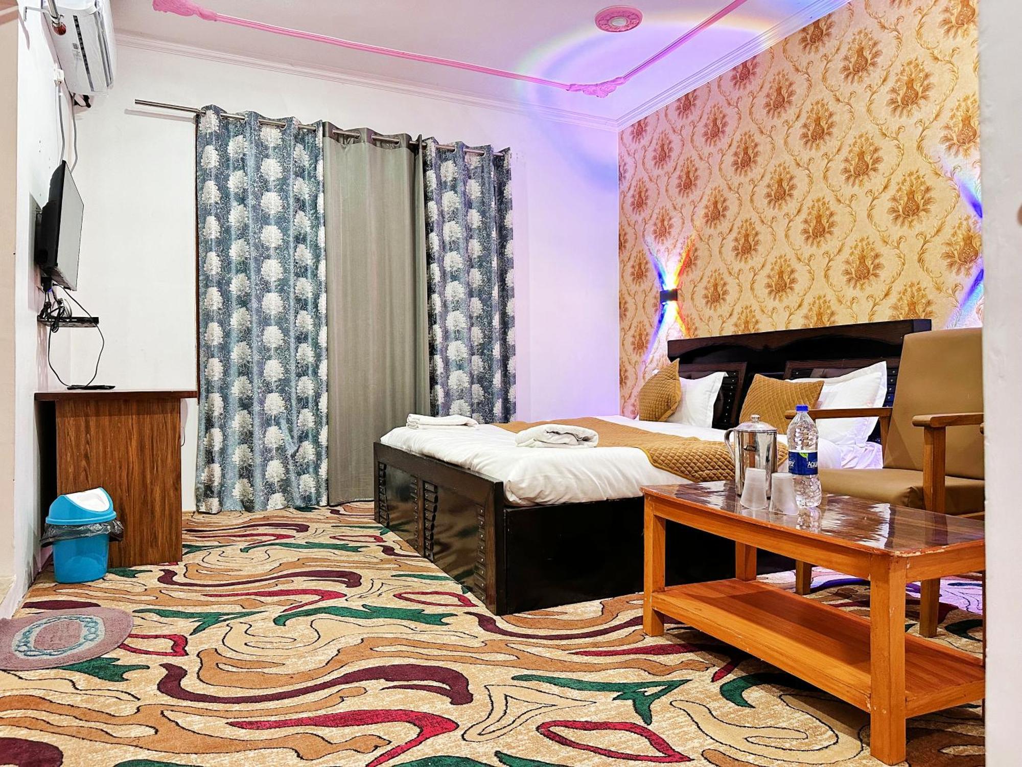 Srīnagar Roseline Inn מראה חיצוני תמונה