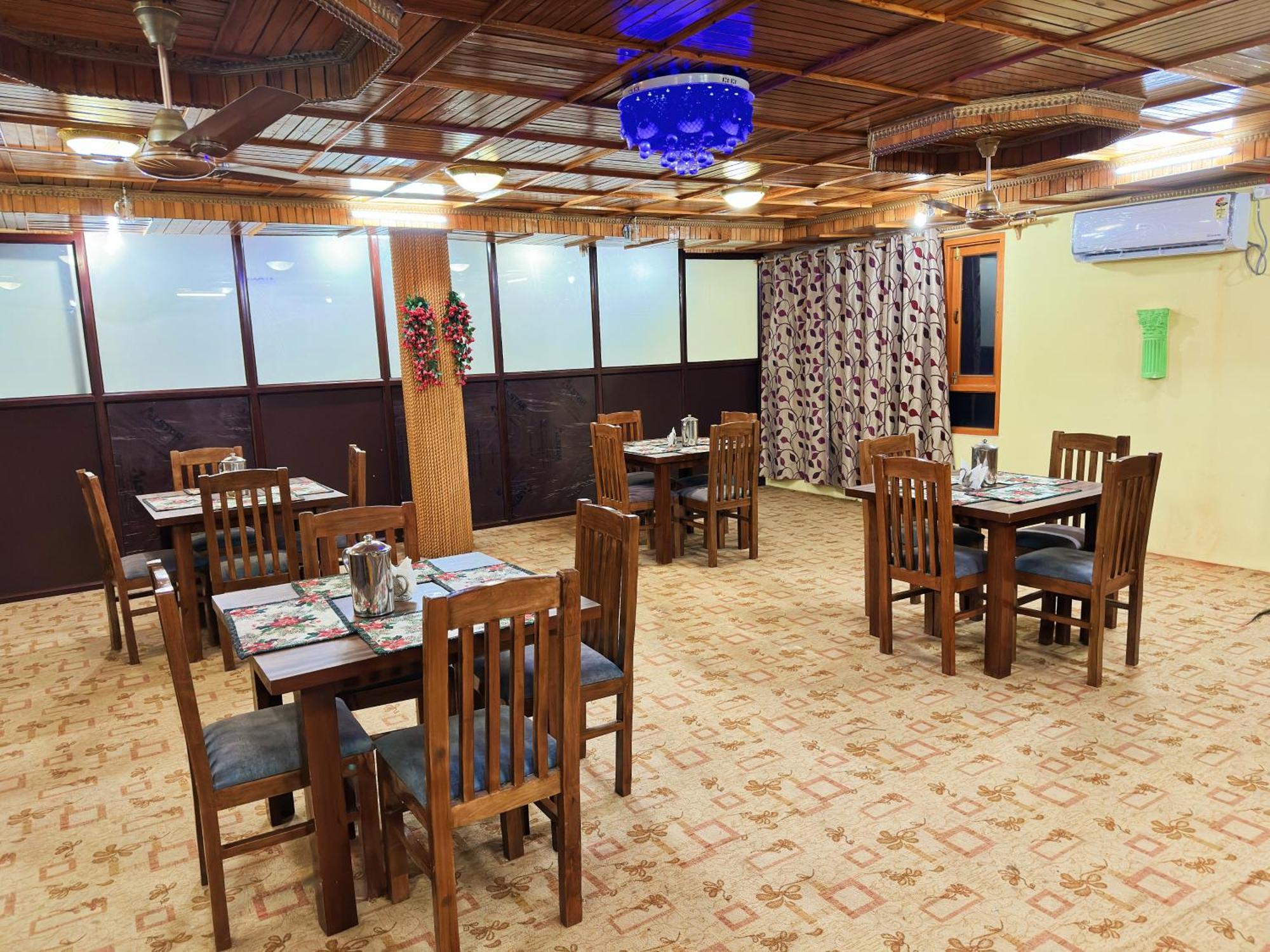 Srīnagar Roseline Inn מראה חיצוני תמונה