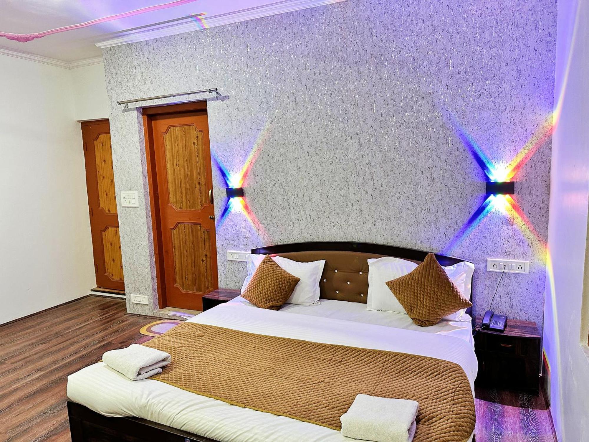 Srīnagar Roseline Inn מראה חיצוני תמונה