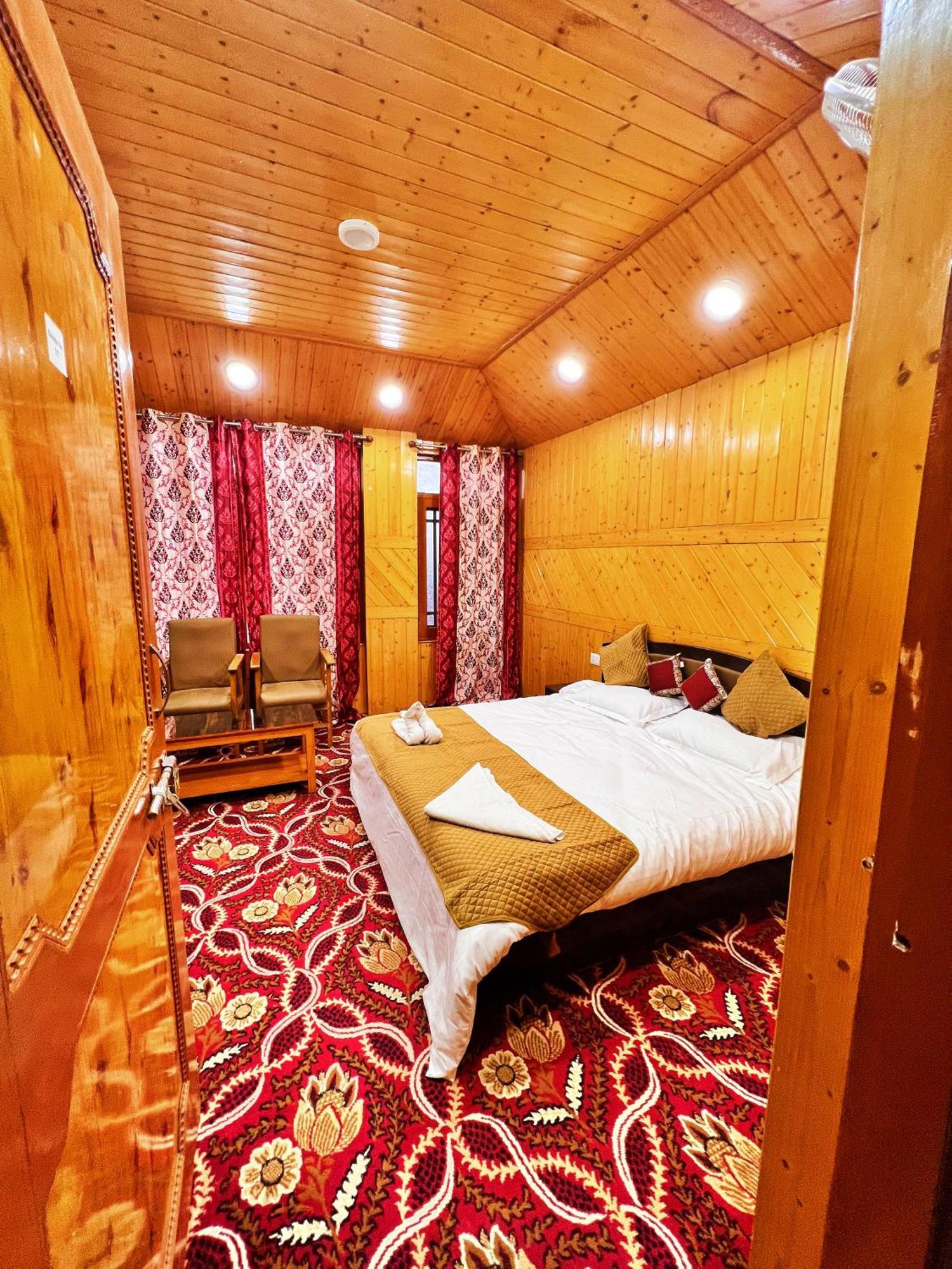 Srīnagar Roseline Inn מראה חיצוני תמונה