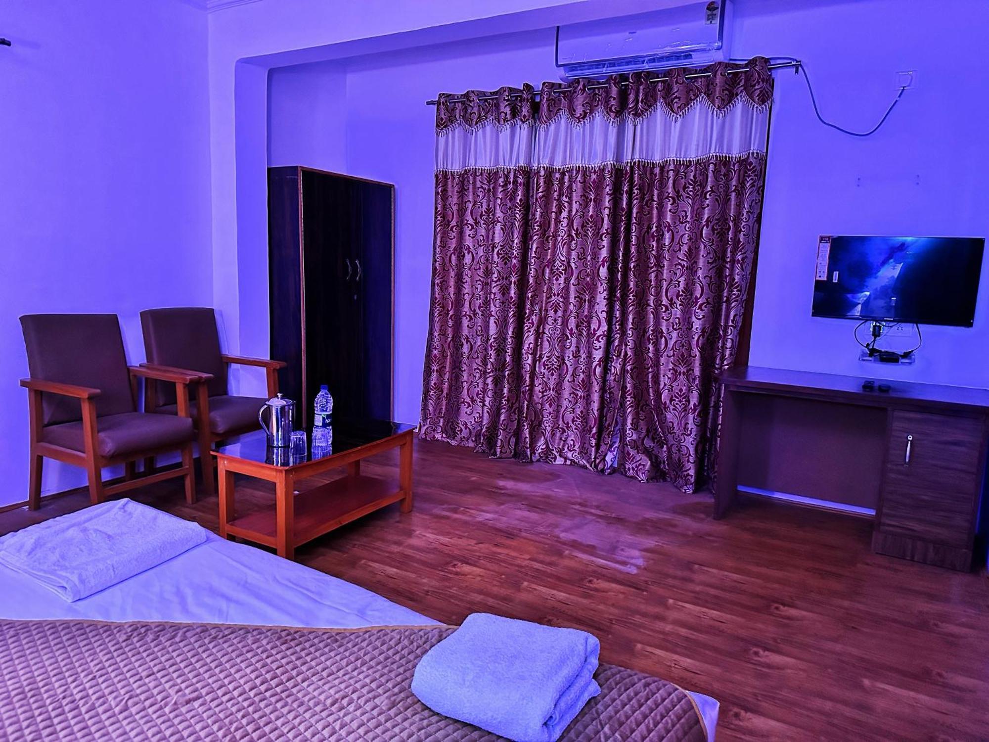 Srīnagar Roseline Inn מראה חיצוני תמונה